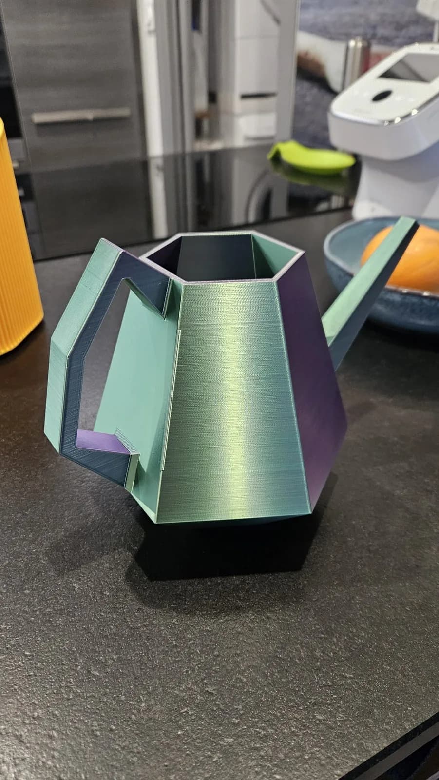 Arrosoir design irisé — création imprimée en 3D par Info & 3D Concept