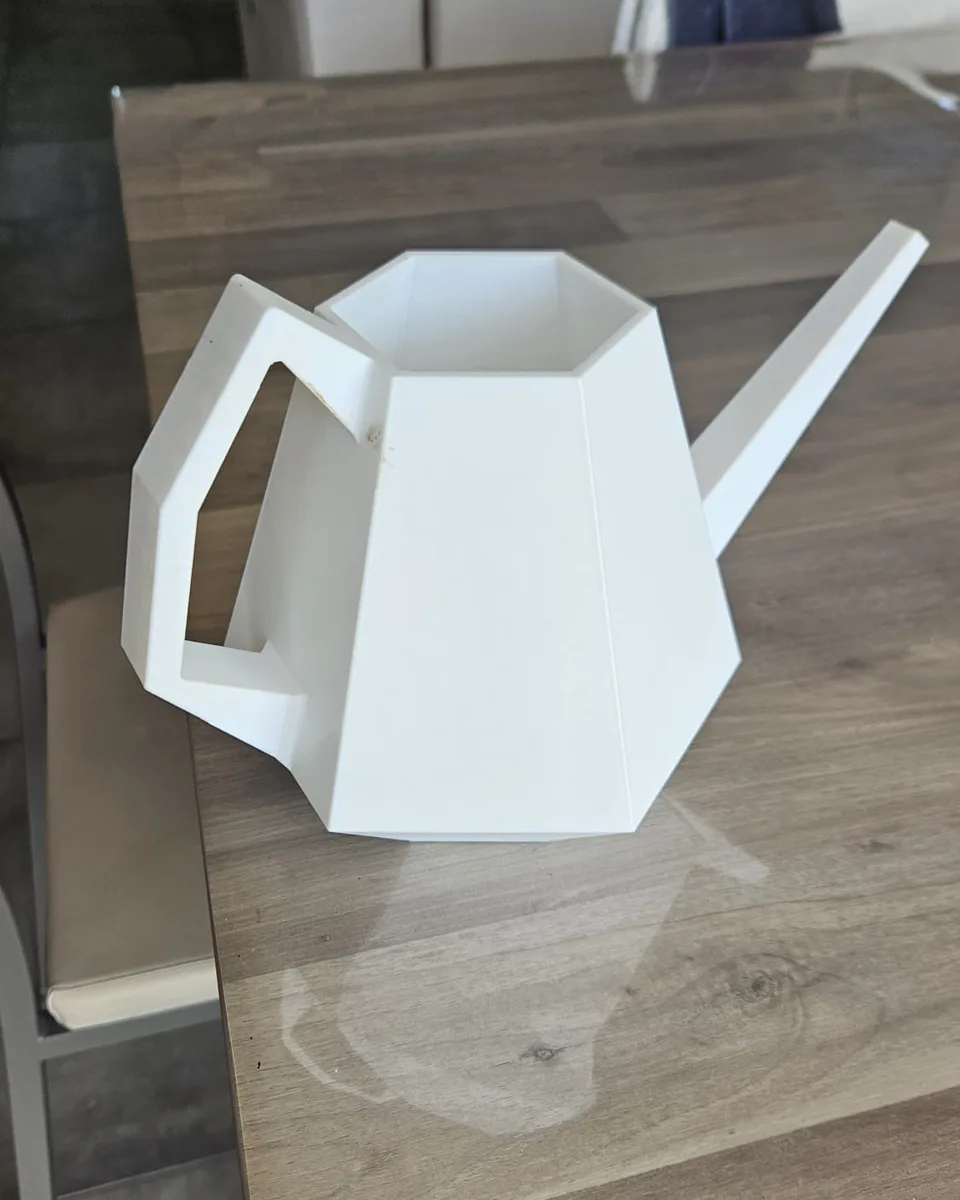 Arrosoir blanc aux lignes géométriques imprimé en 3D