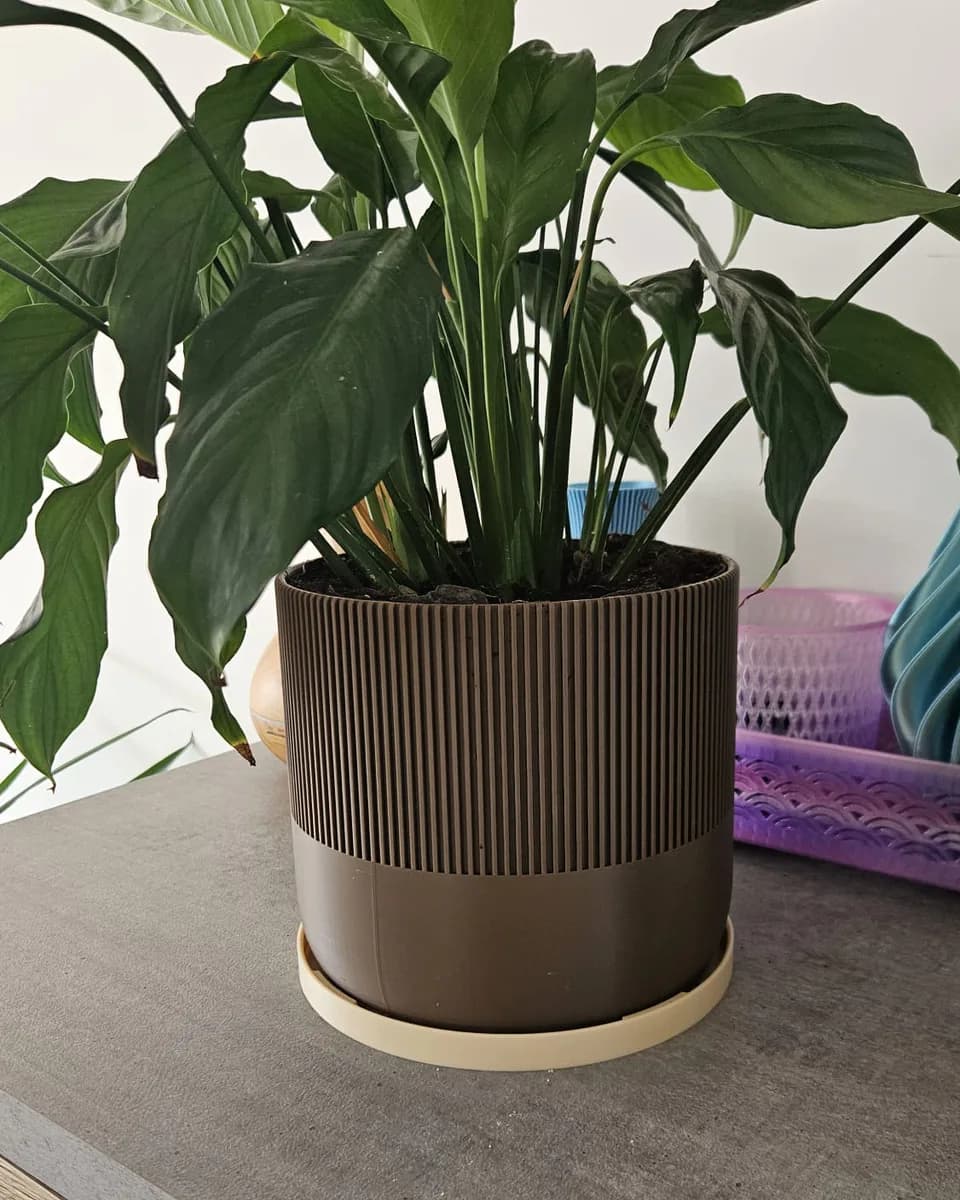 Cache-pot taupe à partie supérieure striée imprimé en 3D