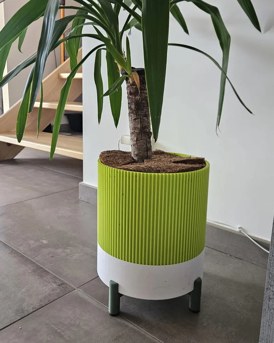 Grand cache-pot vert et blanc sur pieds imprimé en 3D